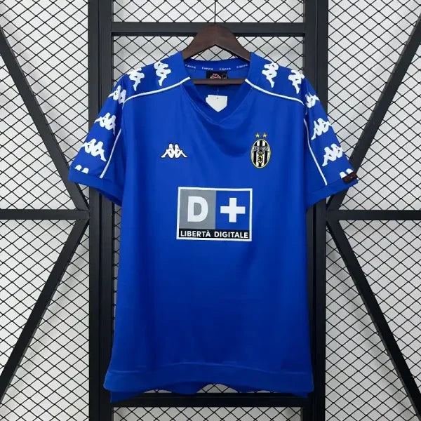 1999-2000 juventus away Football kit