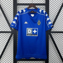 1999-2000 juventus away Football kit